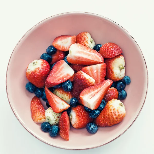 Fresas frescas y arándanos en tazón — Foto de Stock