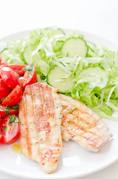 Salade fraîche avec poitrine de poulet, laitue et tomates — Photo