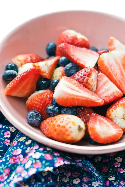 Čerstvé jahody a borůvky v misce — Stock fotografie