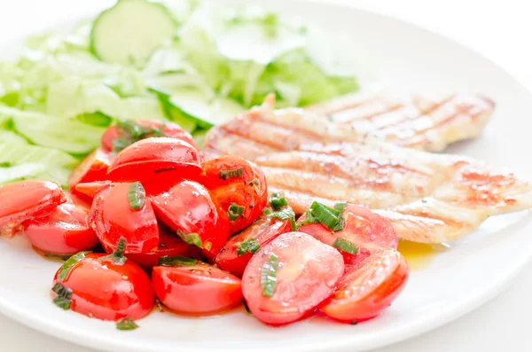 Ensalada fresca con pechuga de pollo, lechuga y tomates —  Fotos de Stock