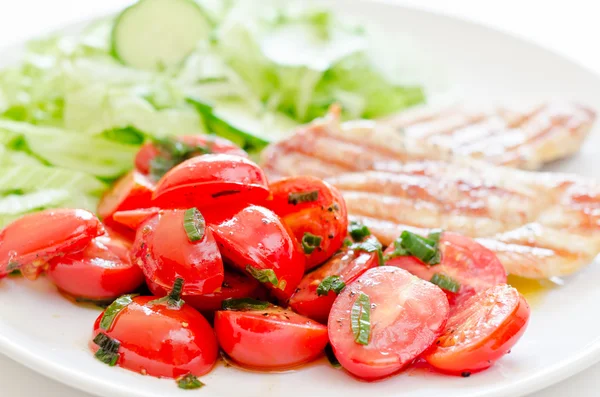 Ensalada fresca con pechuga de pollo, lechuga y tomates —  Fotos de Stock