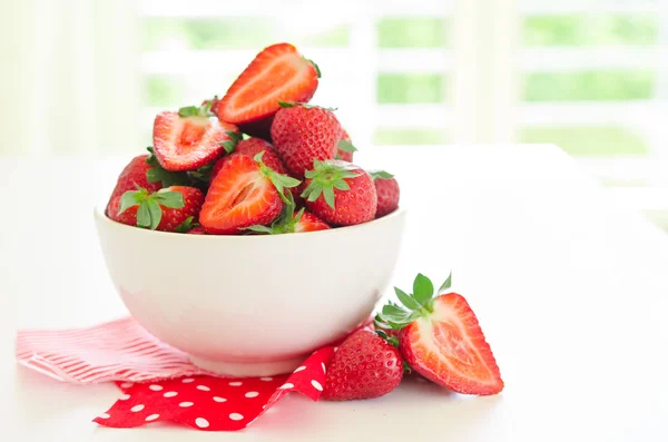 Frische Erdbeeren in Schüssel — Stockfoto