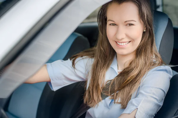 Jonge vrouw in de auto — Stockfoto