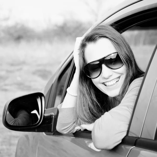 Jovem mulher no carro — Fotografia de Stock