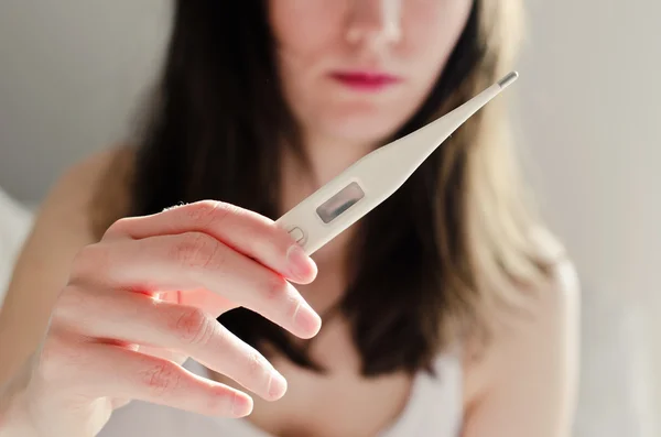 Mujer sosteniendo prueba de embarazo —  Fotos de Stock