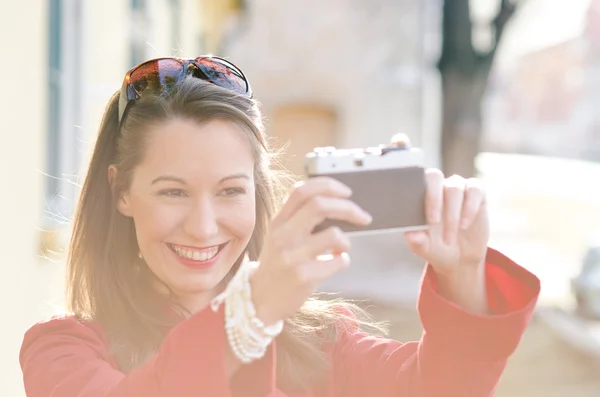 Belle fille souriante avec caméra — Photo