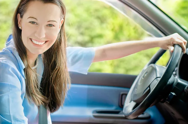 Jovem mulher no carro — Fotografia de Stock