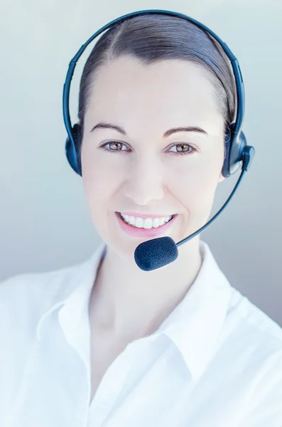 Funcionário bem sucedido do call center feminino falando — Fotografia de Stock
