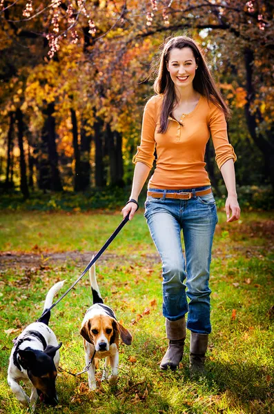 아름 다운 여자와 그의 개 밖에 포즈 — 스톡 사진