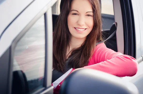 Fiatal nő az autóban — Stock Fotó