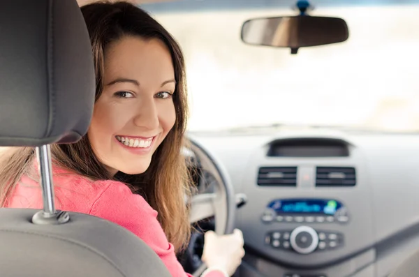 Jonge vrouw in de auto — Stockfoto