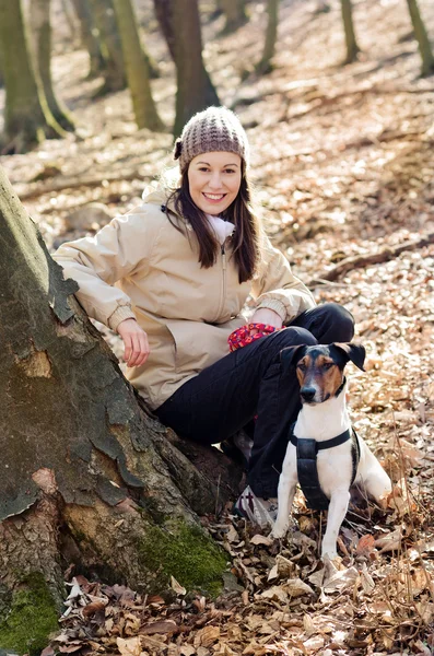 En vacker kvinna och hennes hundar poserar utanför — Stockfoto