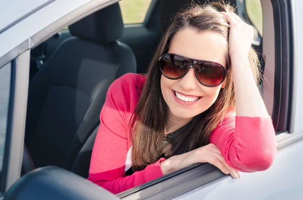 Giovane donna in macchina — Foto Stock