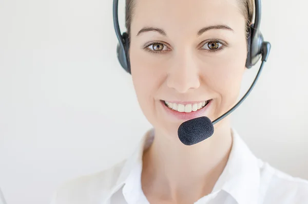 Funcionário bem sucedido do call center feminino falando — Fotografia de Stock