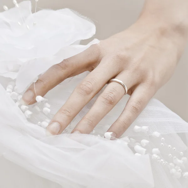 Vigselring på brudens hand — Stockfoto
