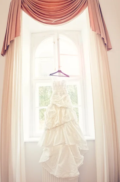 Preparazione abito da sposa per il matrimonio — Foto Stock