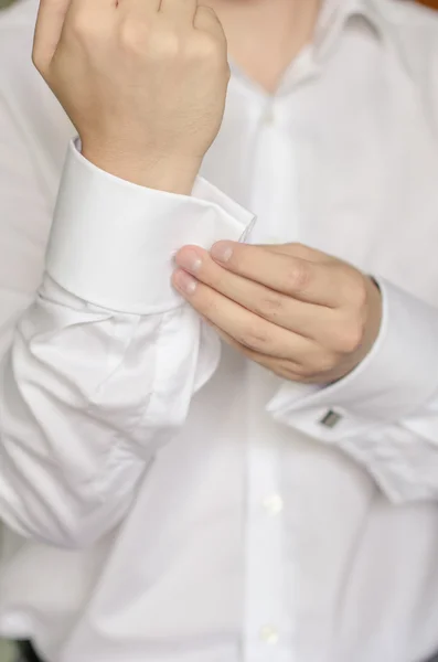 De man's hand sluitingen een manchetknoop — Stockfoto