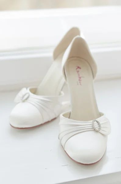 Elegantes sapatos de casamento branco — Fotografia de Stock