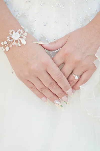 Vigselring med sten på bruden hand — Stockfoto