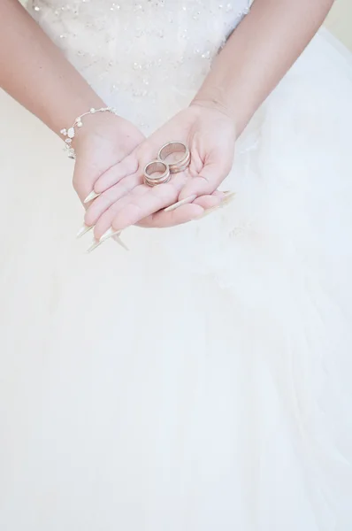 Noiva segurando anéis em suas mãos — Fotografia de Stock