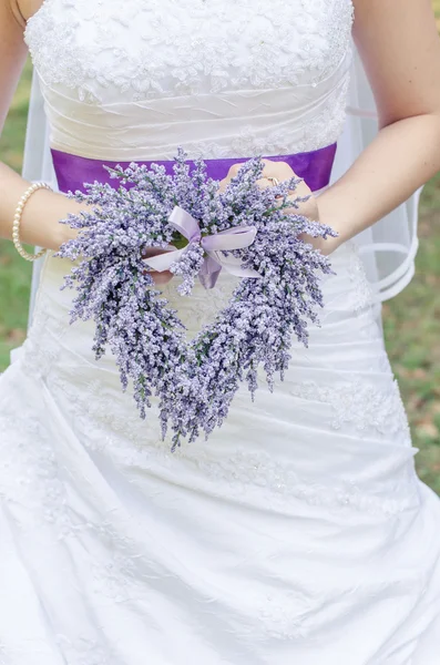 Noiva com buquê de casamento — Fotografia de Stock