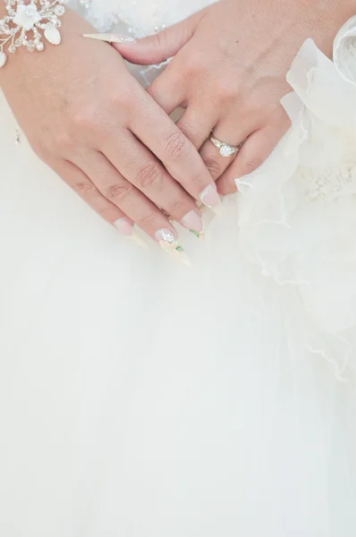 Обручальное кольцо с камнем на руке невесты — стоковое фото