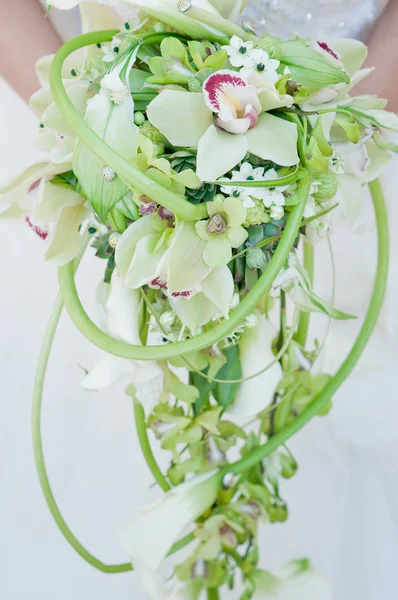 Mariée avec bouquet de mariage — Photo