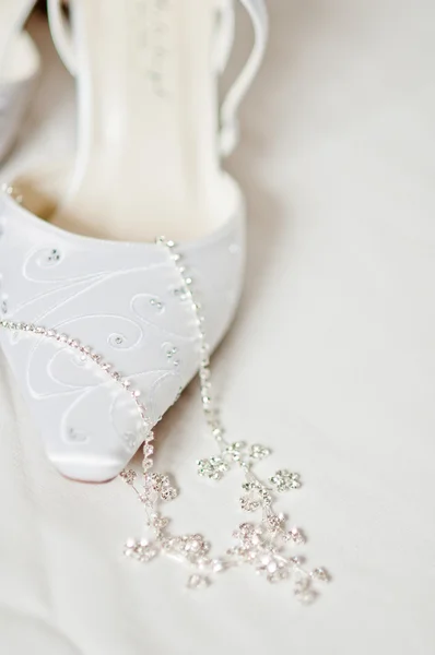 Elegantes sapatos de casamento branco — Fotografia de Stock