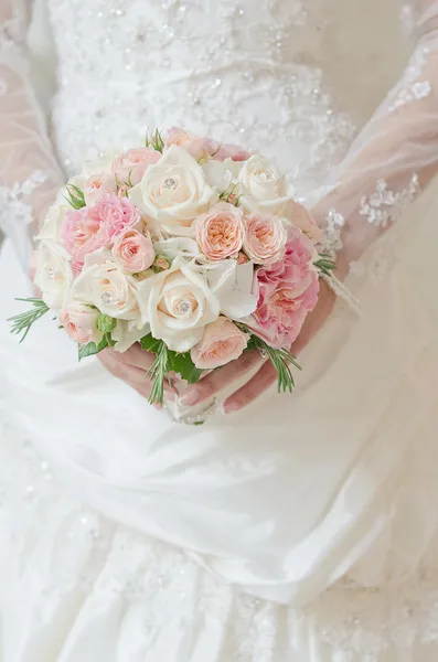 Mariée avec bouquet de roses roses — Photo