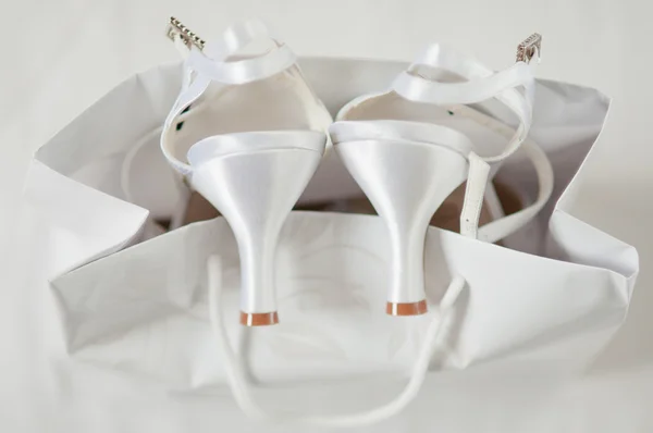 Elegantes zapatos de boda blancos —  Fotos de Stock