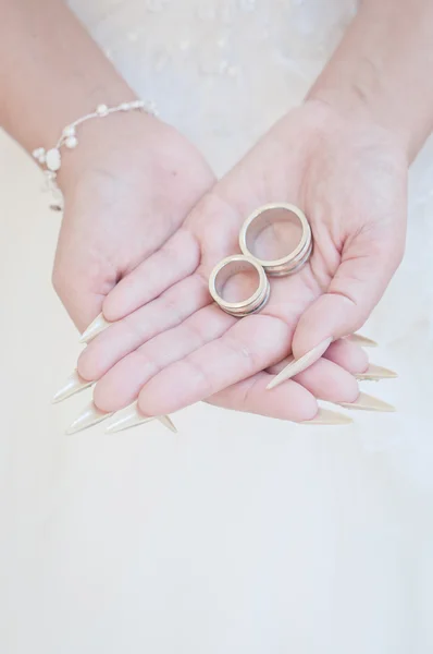 Bride holding rings in her hands — Stock Photo, Image
