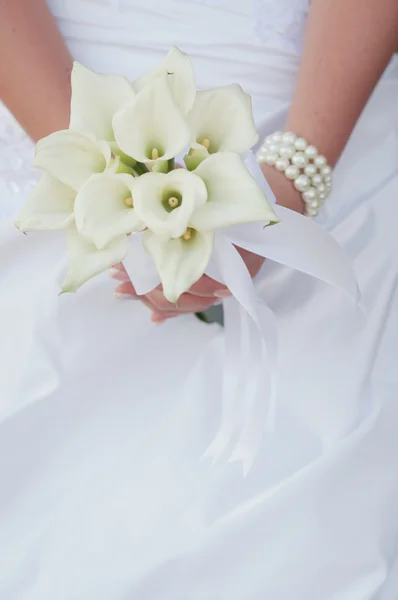 Mariée avec bouquet de mariage — Photo