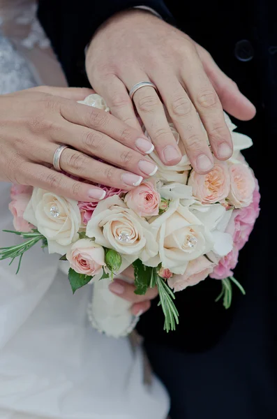 Handen en ringen — Stockfoto