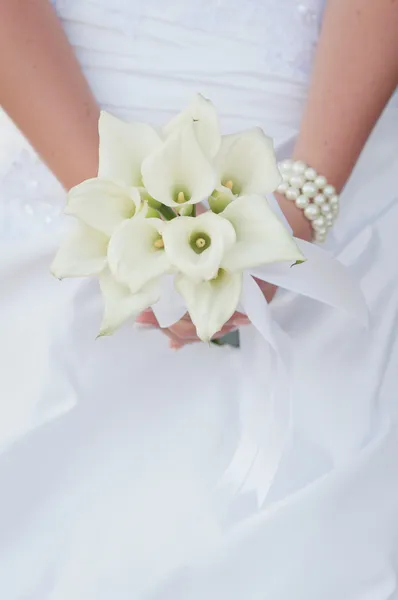 Невеста со свадебным букетом — стоковое фото