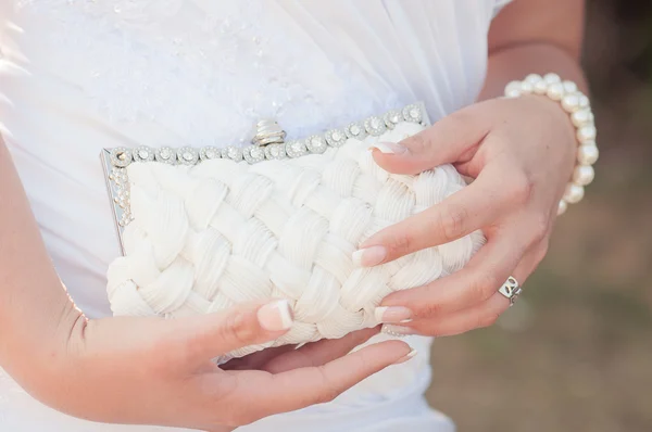 Sposa in possesso di borsa bianca primo piano — Foto Stock