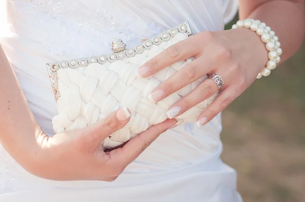 Sposa in possesso di borsa bianca primo piano — Foto Stock