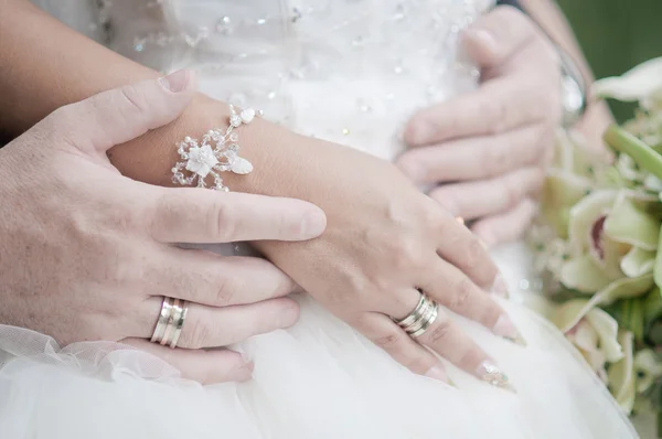 Handen en ringen — Stockfoto