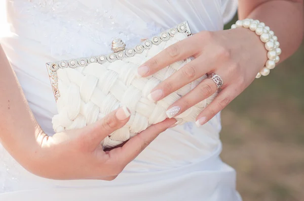 Bride holding white handbag close-up — Stock Photo, Image