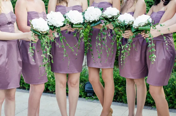 Rangée de demoiselles d'honneur avec bouquets lors de la cérémonie de mariage — Photo