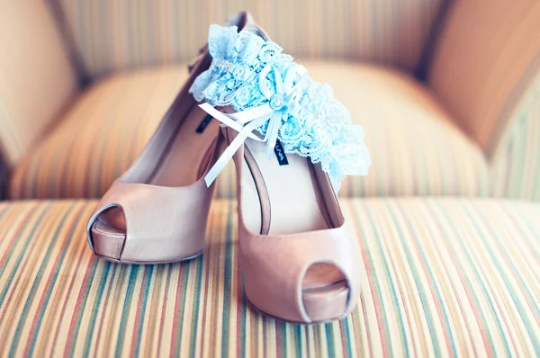 Elegantes sapatos de casamento branco — Fotografia de Stock