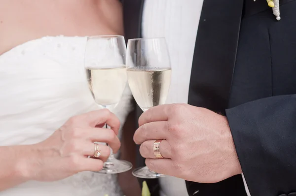 Brud och brudgum med glas champagne — Stockfoto