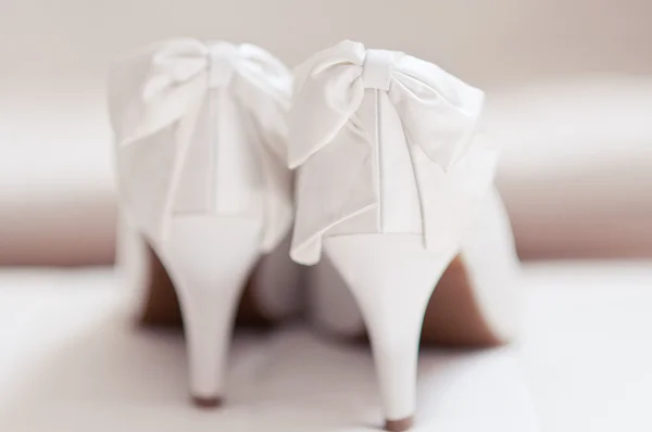 Elegantes zapatos de boda blancos —  Fotos de Stock