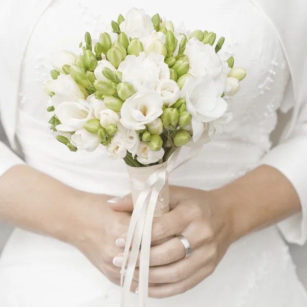 Mariée avec bouquet de mariage — Photo