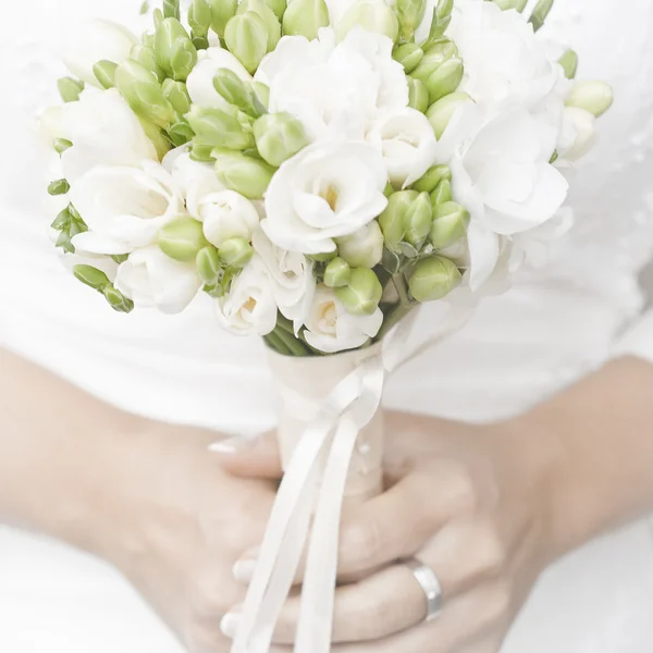 Mariée avec bouquet de mariage — Photo