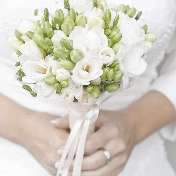 Mariée avec bouquet de mariage — Photo