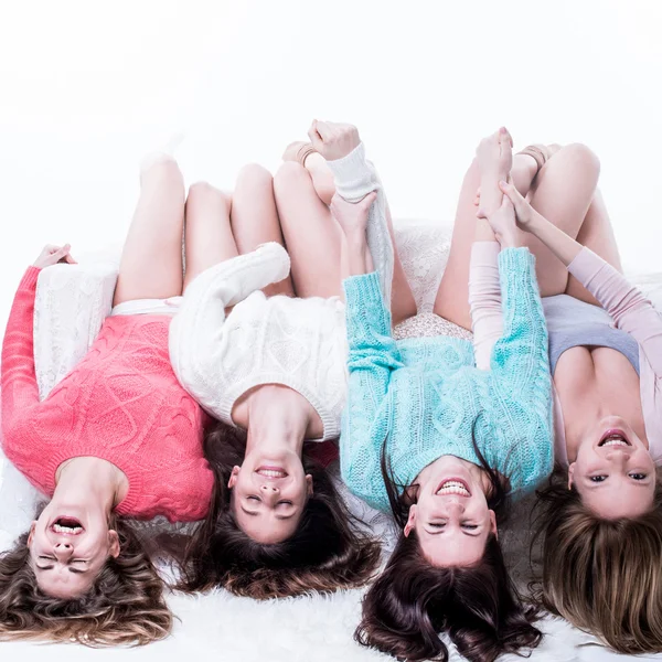 Groep van vier mooie jonge gelukkig vrouwen — Stockfoto