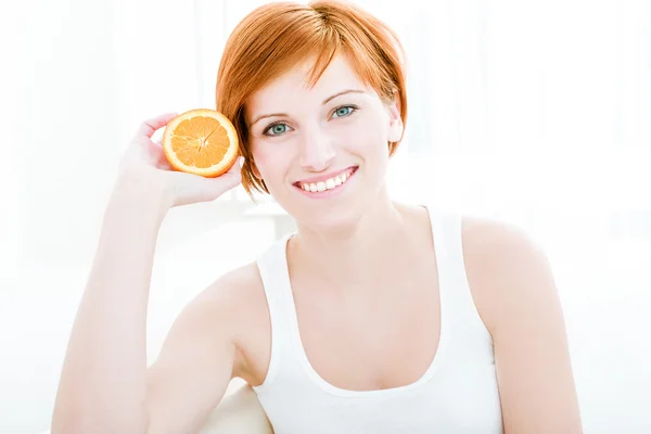 Frau mit gesundem Lebensstil hält Orange — Stockfoto