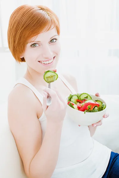 Gros plan de la jeune femme heureuse qui mange de la salade — Photo