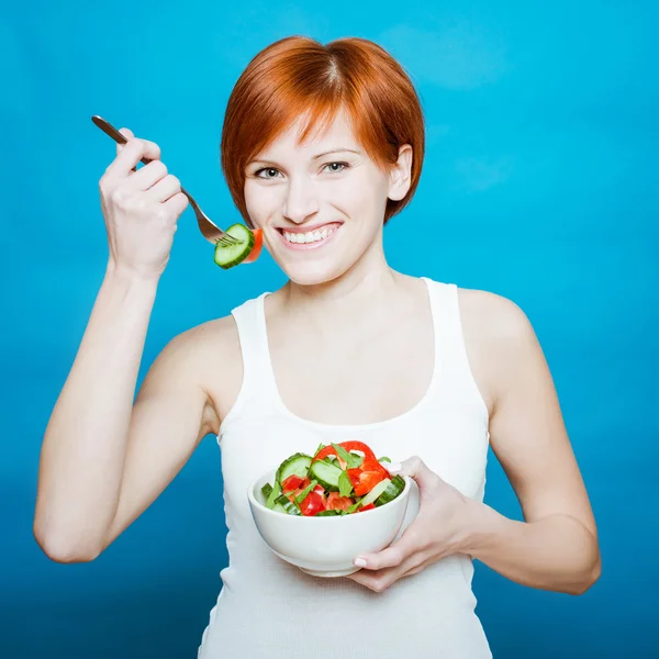 Primo piano della giovane donna felice che mangia insalata — Foto Stock