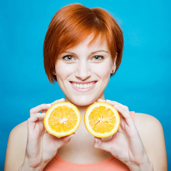 Healthy Lifestyle Woman holds orange — Stock Photo, Image